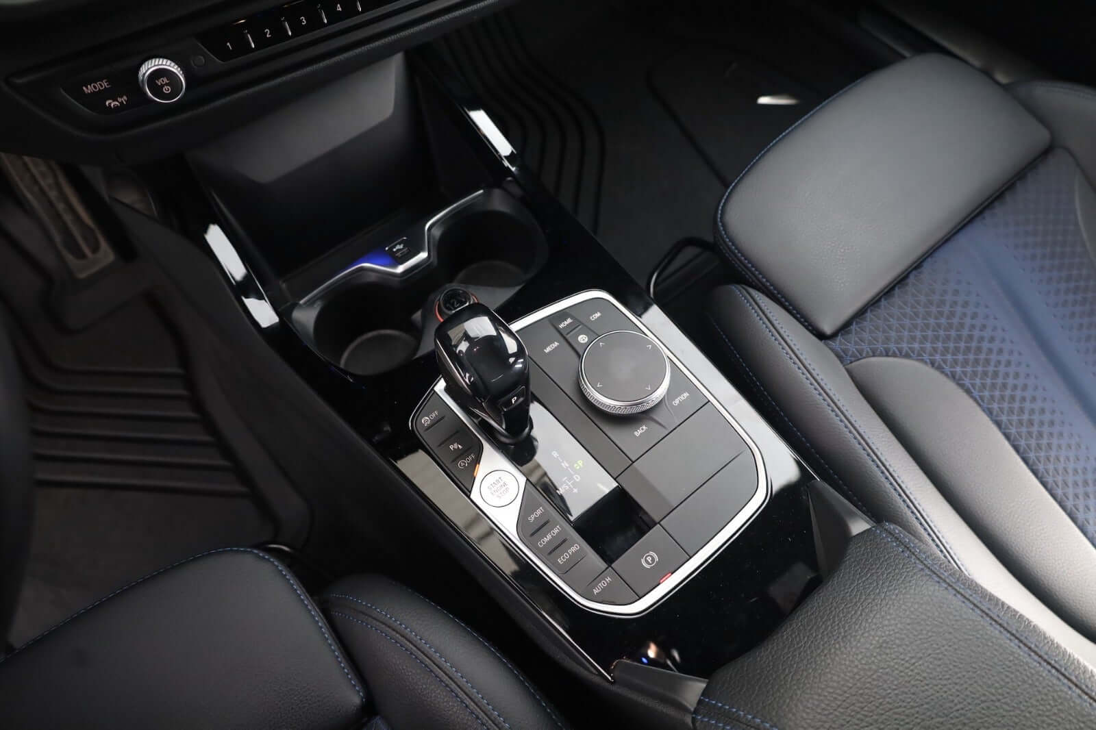 BMW-118i-012